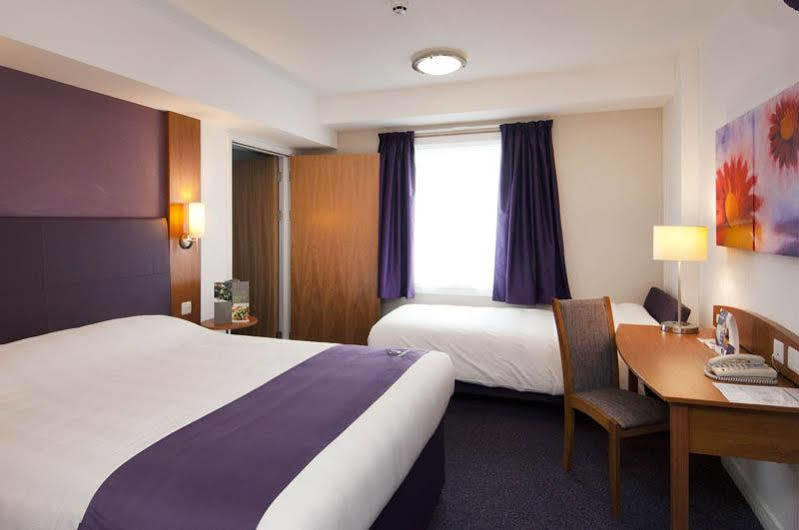 Premier Inn コルチェスター エクステリア 写真