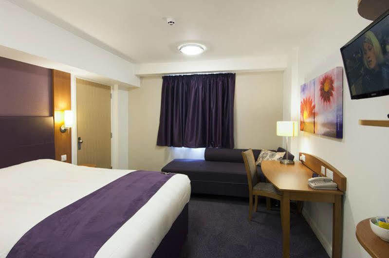 Premier Inn コルチェスター エクステリア 写真